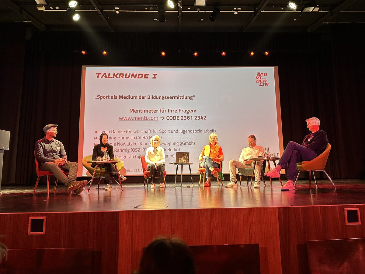 stsambill's tweet photo. #Fachtagung „Mit #Bewegung aus der #Krise“ - interessante #Talkrunde I „#Sport als Medium zur #Bildungsvermittlung“
@LSBBerlin @HaertelThomas @krull_christian
#LSB #Sportjugend #Berlin
#bildungbewegt https://t.co/0TqZYq3G4F