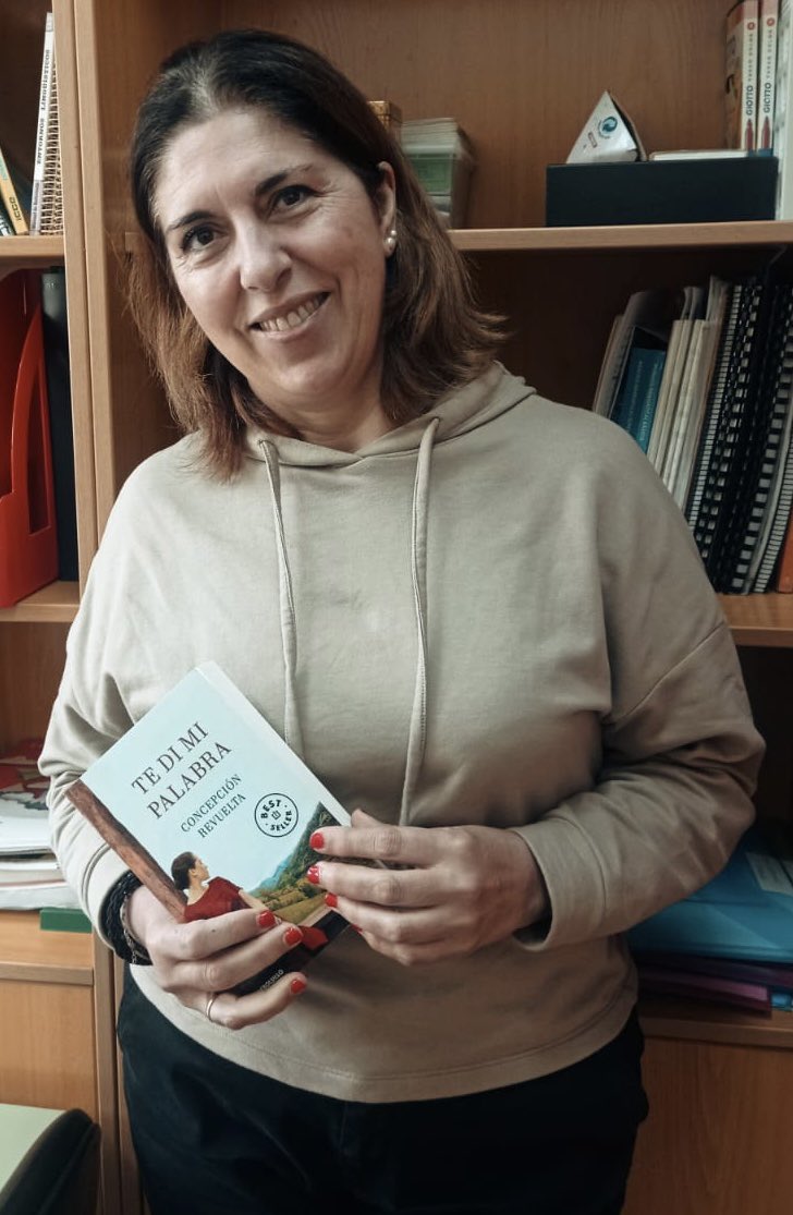 quintaporrua's tweet photo. 📖 La nueva recomendación de los #Profesqueleen nos narra la historia de Vega, una joven valiente que abandona la Vega de Pas para trabajar en Madrid durante la Segunda República. Una novela de @ConchiRevuelta: ‘Te di mi palabra’ que reúne #LetrasyMaletas 😉#SemanaselLibro2023 https://t.co/z2yPkh0XB1