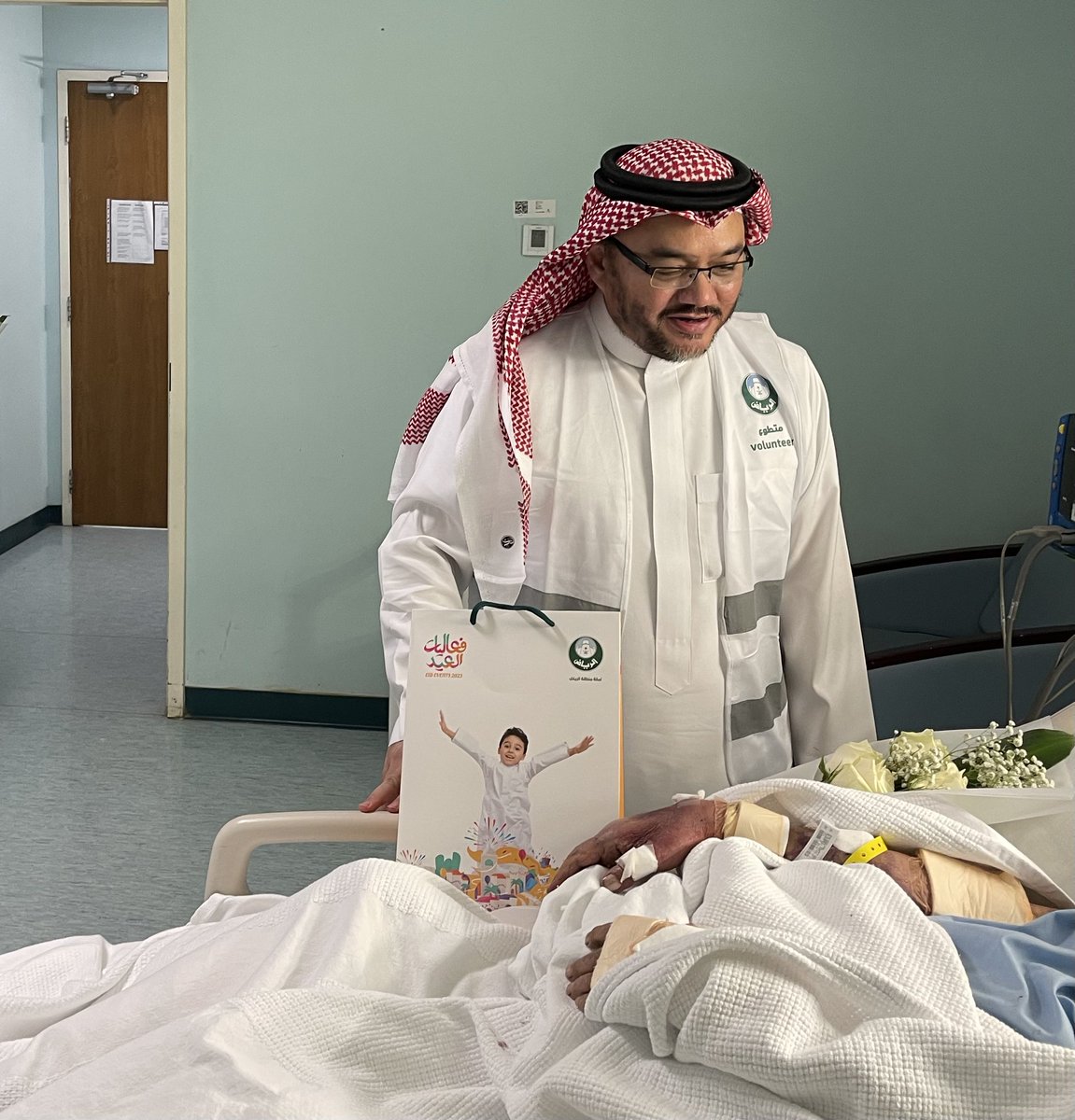 PMAH_RIYADH's tweet photo. تقديم الهدايا للمرضى المنومين بـ #مستشفى_الأمير_محمد_بن_عبدالعزيز_بالرياض بالتعاون مع أمانة منطقة الرياض @Amanatalriyadh 

#عيد_الفطر_المبارك 
#تجمع_الرياض_الصحي_الثاني https://t.co/g6G4eKq0No