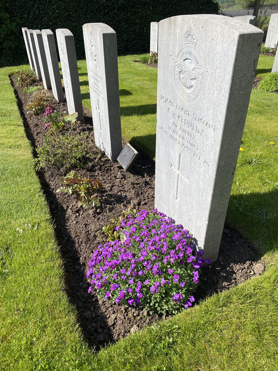 MalcolmRossNI's tweet photo. Some nice Spring colour in the @CWGC borders in Irvinestown Church of Ireland Churchyard in County Fermanagh this morning https://t.co/BlHE7hTJGI