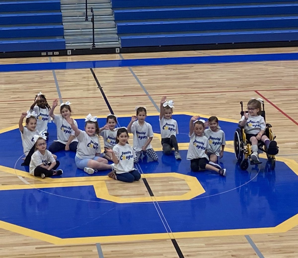 susan_trella's tweet photo. Fantastic work, Dancing Cougars!!! What a great performance! ππππThank you Miss Matyszczak, Miss Wheaton, and Miss Farrell for your choreography, time, and dedication to prepare our K & 1st grade Dancing Cougars! #SLCSuperstars #HappyToBe https://t.co/cOG8eKNvfB