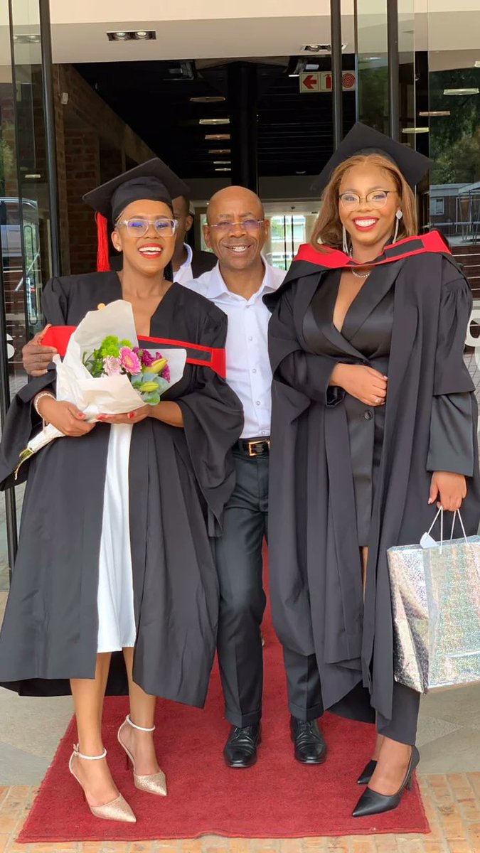 honeytsaoane's tweet photo. Professor Bonang Mohale, UFS Chancellor🎓

#UFSGraduation2023 
#Kovsie https://t.co/gHuL9eShPN