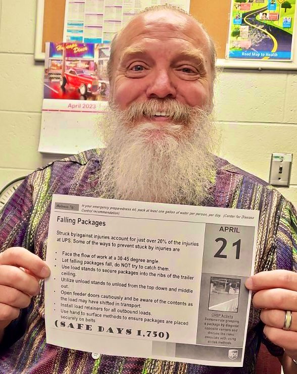 okc_preload's tweet photo. Goooood Friday #OKC #Preload we made it! James has #PCM over FALLING packages Make sure that you are using hand to surface, securing loads, being aware of your surroundings & NEVER try to catch a falling package! #LetsGetIt #UPS #FridayVibes #GetHydrated https://t.co/4ogylAslN6