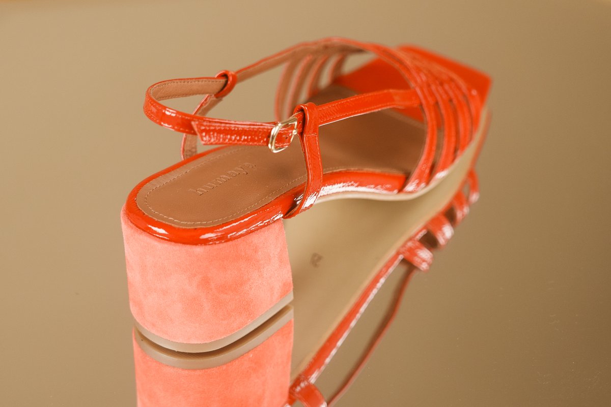 🔥La Roberto

Ce talon large et carré vous assure confort et stabilité !
Vous l’avez remarqué ? La texture et la couleur sont différentes du reste de la chaussure.

💚 Retrouvez le lien de notre campagne Ulule :
fr.ulule.com/humayaparis-ca…