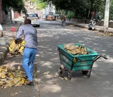 tweetndmc's tweet photo. #NDMC Horticulture team is continuously lifting dry leaves & horticulture waste to make New Delhi area neat & clean.
#SwachhSurvekahan2023
#BanonSingleUsePlastic
#SmartCityNDMC
@DeepaAthlete https://t.co/0CUKOvv2PG
