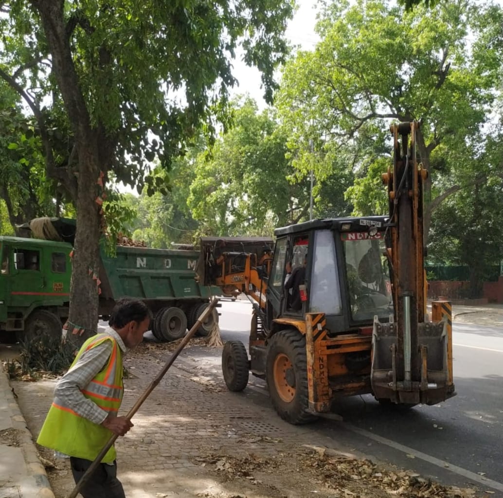 tweetndmc's tweet photo. #NDMC Horticulture team is continuously lifting dry leaves & horticulture waste to make New Delhi area neat & clean.
#SwachhSurvekahan2023
#BanonSingleUsePlastic
#SmartCityNDMC
@DeepaAthlete https://t.co/0CUKOvv2PG
