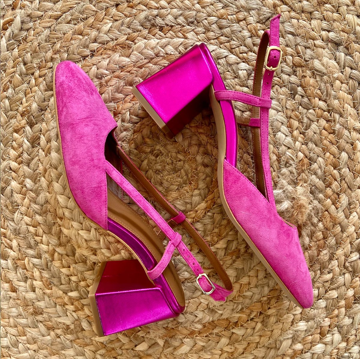 🔥 La Fernando

Ce haut talon raffiné et carré pour marcher avec fierté.
Des cuirs d’exception enrobent le talon : brillants, pailletés, craquelés et bien d’autres.

💚 Retrouvez le lien de notre campagne Ulule :
fr.ulule.com/humayaparis-ca…