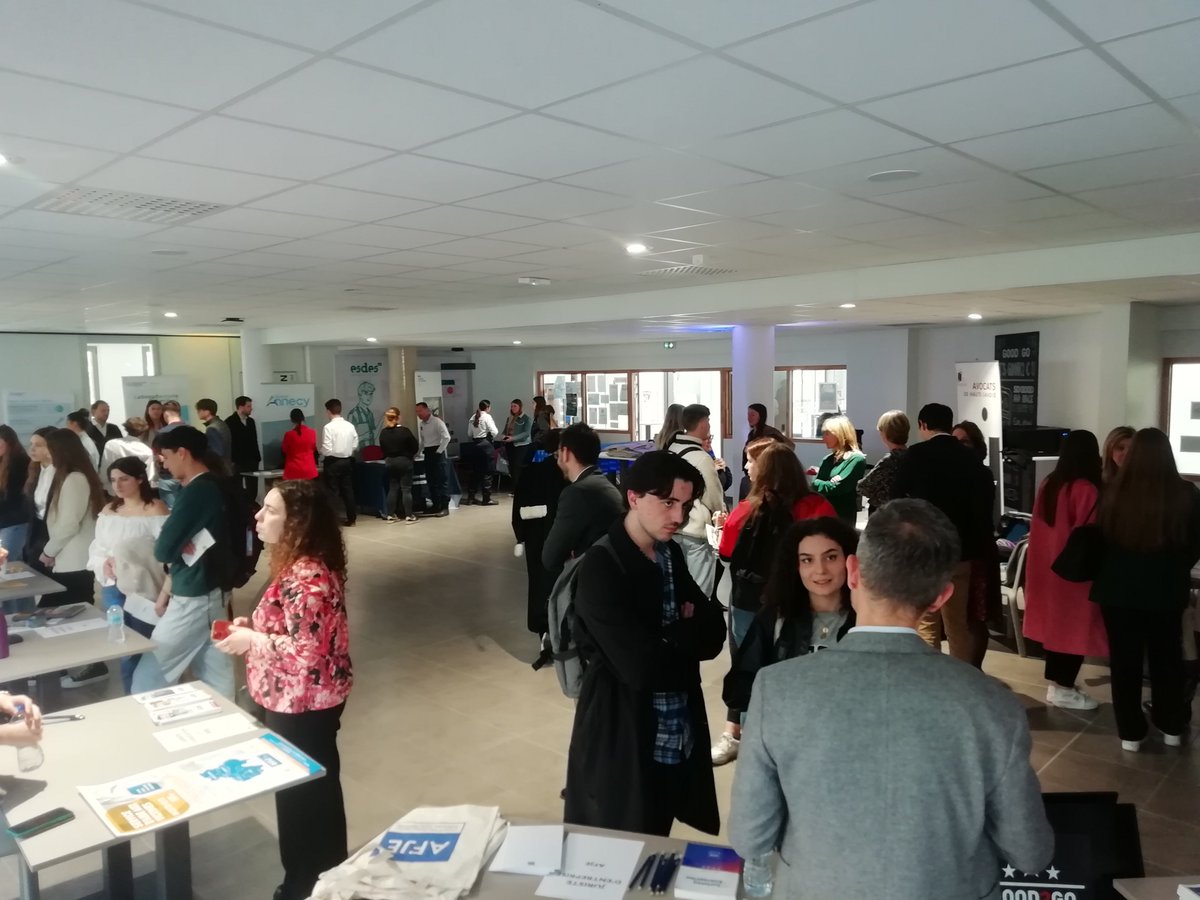 FAC_SJPS_UCLY's tweet photo. ⚖  MÉTIERS DU DROIT | La Faculté de Droit de @ucly a accueilli, sur le campus Alpes Europe d’#Annecy,  une vingtaine de professionnels de Haute-Savoie pour présenter leurs  métiers à nos étudiant.e.s et envisager leur insertion professionnelle !

@LouisBertier - @MichelCannarsa https://t.co/BiNLRzQ5Uw