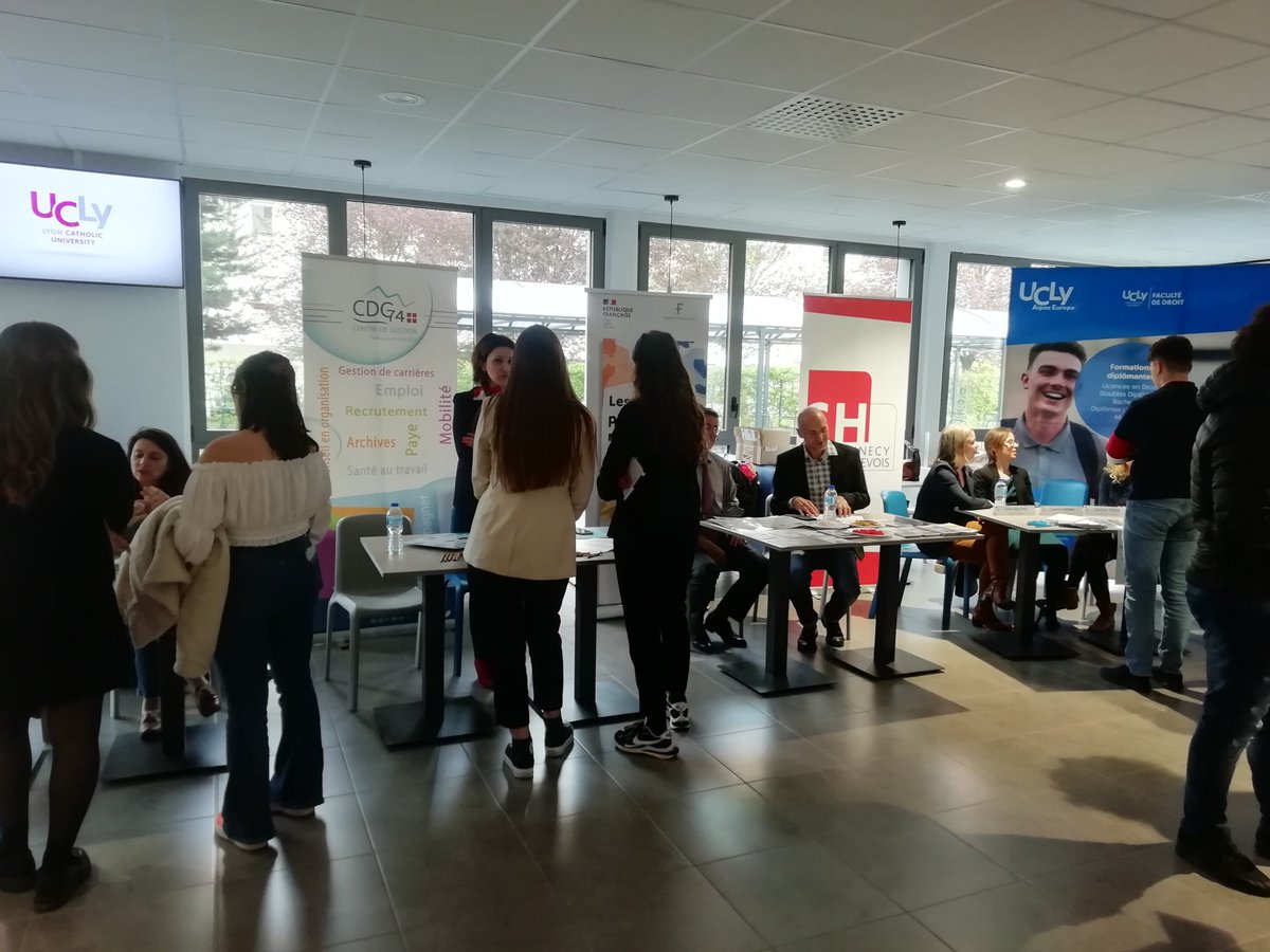 FAC_SJPS_UCLY's tweet photo. ⚖  MÉTIERS DU DROIT | La Faculté de Droit de @ucly a accueilli, sur le campus Alpes Europe d’#Annecy,  une vingtaine de professionnels de Haute-Savoie pour présenter leurs  métiers à nos étudiant.e.s et envisager leur insertion professionnelle !

@LouisBertier - @MichelCannarsa https://t.co/BiNLRzQ5Uw