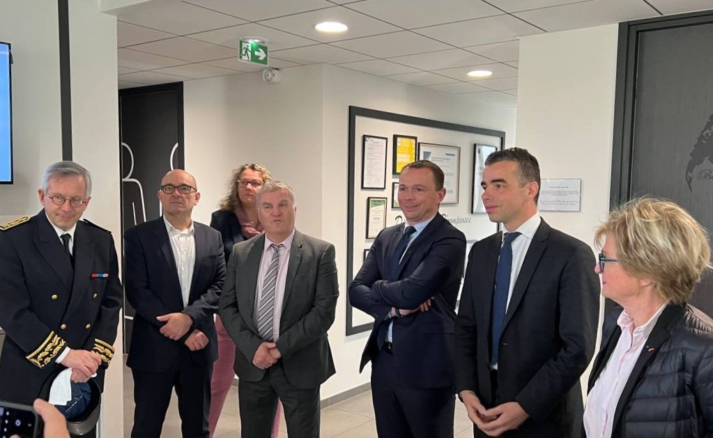 l_margueritte's tweet photo. Visite du Ministre @olivierdussopt ce matin à l'entreprise Novium de Saint-Vallier, dans ma circonscription de @saoneetloire, 
spécialisée dans la construction d'équipements de maintenance ferroviaire.
Nous avons pu échanger avec les salariés sur le thème du partage de la valeur. https://t.co/QXjrAKkrrJ