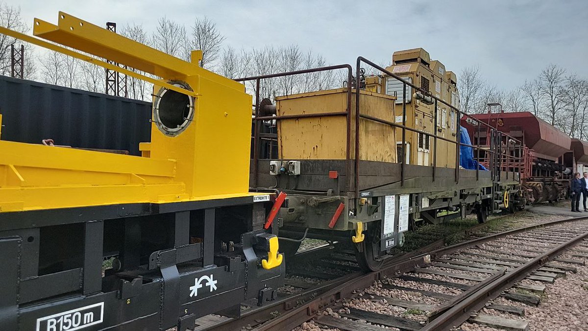 l_margueritte's tweet photo. Visite du Ministre @olivierdussopt ce matin à l'entreprise Novium de Saint-Vallier, dans ma circonscription de @saoneetloire, 
spécialisée dans la construction d'équipements de maintenance ferroviaire.
Nous avons pu échanger avec les salariés sur le thème du partage de la valeur. https://t.co/QXjrAKkrrJ