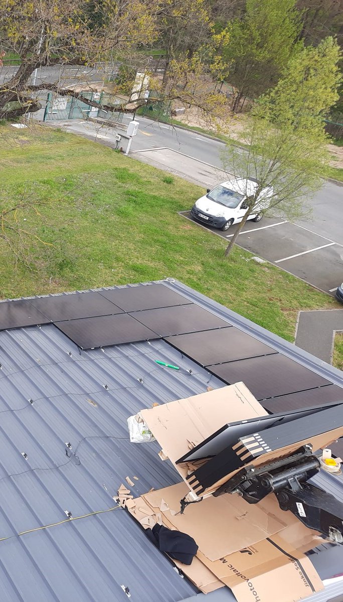 Des panneaux photovoltaïques sont actuellement installés sur une partie des toits des bâtiments de la déchèterie du Syndicat Tri Action !
Alors que le prix de l’électricité explose depuis un an, investir dans les énergies renouvelables permettra d’amortir son coût !
