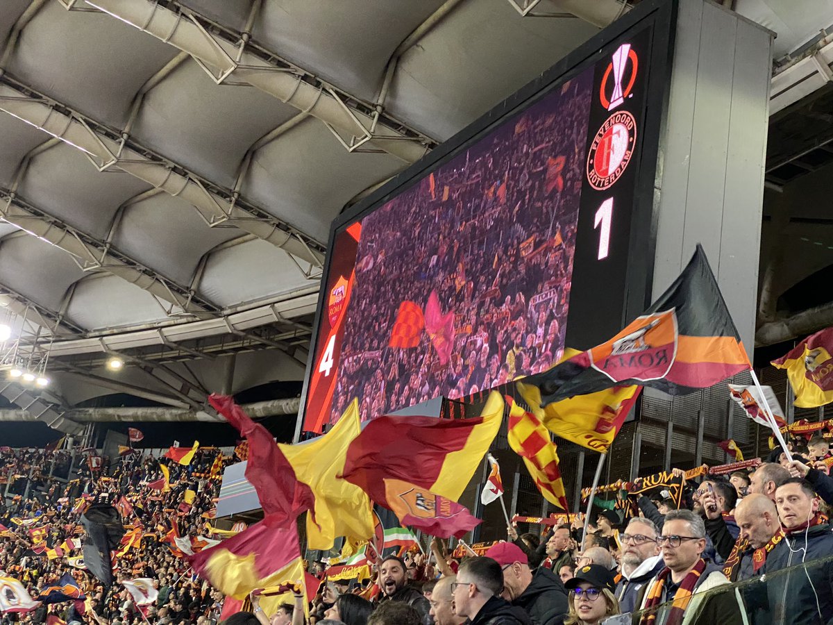 bimbodeoro73's tweet photo. Questa notte è ancora Nostra! @OfficialASRoma #RomaFeyenord #RomaFeyenoord https://t.co/zh8qcgvqVh