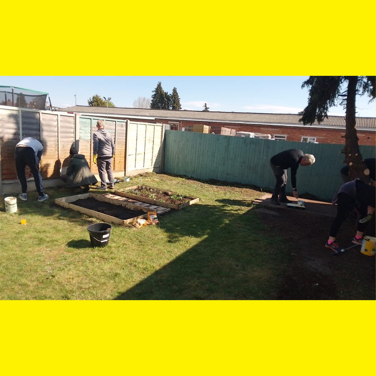 JoinTeamOxford's tweet photo. Huge thanks to the team from @EssentraC for spending the day in the ☀️ transforming a garden in the @aspireoxonline Social Lettings Project. And what a lovely touch leaving a card and book for the residents to get started with their new veg patch! You're absolute stars 💛 https://t.co/30twt5ZKIF