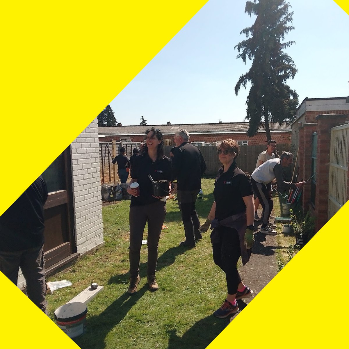 JoinTeamOxford's tweet photo. Huge thanks to the team from @EssentraC for spending the day in the ☀️ transforming a garden in the @aspireoxonline Social Lettings Project. And what a lovely touch leaving a card and book for the residents to get started with their new veg patch! You're absolute stars 💛 https://t.co/30twt5ZKIF