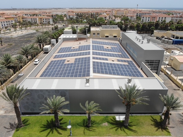 AguasPontaPreta's tweet photo. Em 2022, 23% da energia elétrica consumida na lavandaria industrial #NETSAL foi de origem renovável, gerada na instalação solar fotovoltaica de 117 kW de cobertura #IlhadoSal #CaboVerde https://t.co/2oLS6MtLb2