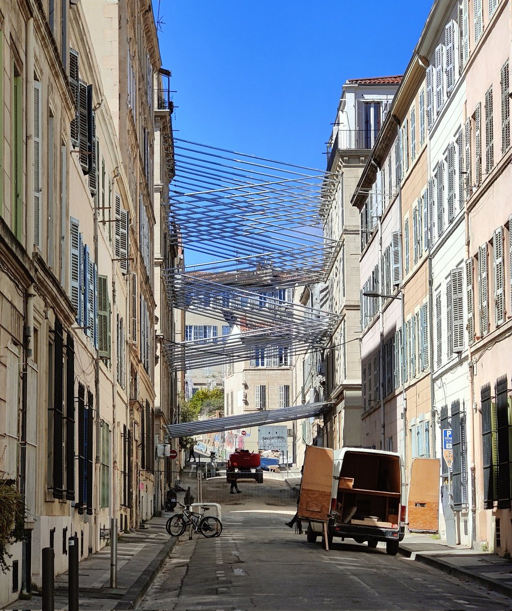 DavidLaMars's tweet photo. Un système impressionnant de buttonnage horizontal par des files d'etais-tirants a été posé pour sécuriser les immeubles, rue de Tivoli
#Marseille https://t.co/4SDJlL3TFs