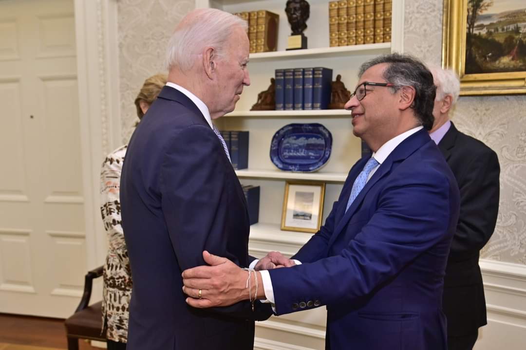 Pecoralt's tweet photo. Dicen que si le dan ♥ ó RT a esta imagen la #LloratónUribista es incontenible! 😅😆😂🤣 #PetroYBiden https://t.co/4ZnstAQCNq