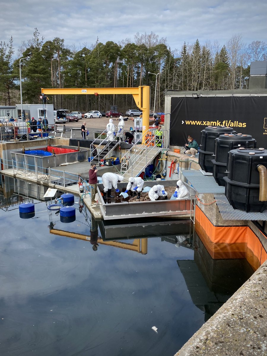 Getting familiar with my new job at <a href="/xamkfi/">Xamk</a>, visiting the impressive oil spill response test basin xamk.fi/en/logistics-a… where the <a href="/WWFSuomi/">WWF Suomi</a> voluntary oil spill response troops trained today. Unique facilities for training with real oil!