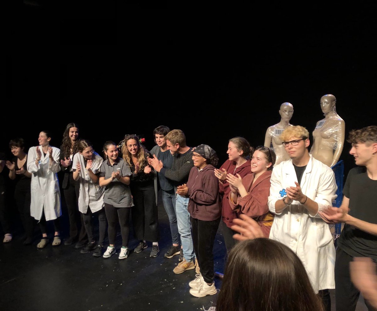 📷 Ahir ens vam fer un tip de riure (i pensar) amb “Vida a mida”, obra de <a href="/laclaudiacedo/">Clàudia Cedó Castillo</a> i David Marcé i Clàudia Cedó que els alumnes del Batxillerat Artístic i Musical de l'IES Josep Brugulat de #banyoles han portat a escena i que va comptar amb la presència d’ambdós autors.