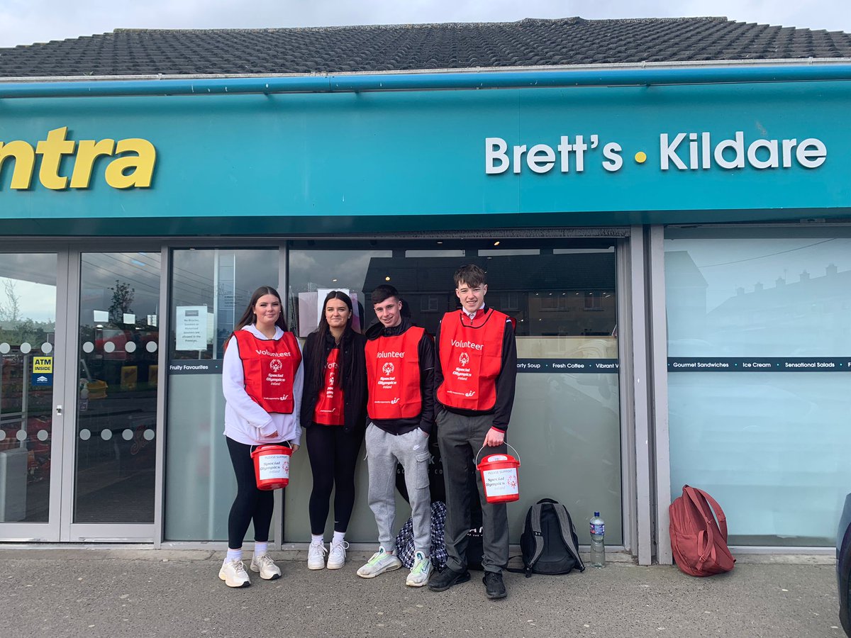 The students from <a href="/KtcsPrincipal/">PrincipalKTCS</a> helping us out today in Kildare Town 🙌

Thanks also to our friends in Brett's <a href="/CentraIRL/">Centra Ireland</a> for supporting the day. 

You can donate online using the link below 📲
ie.taptodonate.co/tag/donate/TES…