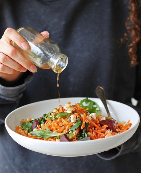 Balanceboxuk's tweet photo. Why settle for bland boring salads? Our salads are full of vibrant flavours and colours. We always use the freshest and best quality seasonal fruits and vegetables right down to the dressing! 

#balancebox #newcoventgardenmarket #saladrecipe #saladinspo #weightlossjourney https://t.co/uDJ6HQ0hwv