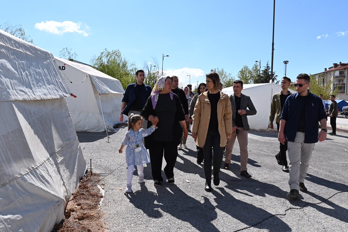 ➡️Vali Becel, ziyaretinde, depremzede vatandaşlarımızın Ramazan Bayramlarını tebrik ederek, depremden etkilenen vatandaşlarımıza taziye ve geçmiş olsun dileklerini iletti.