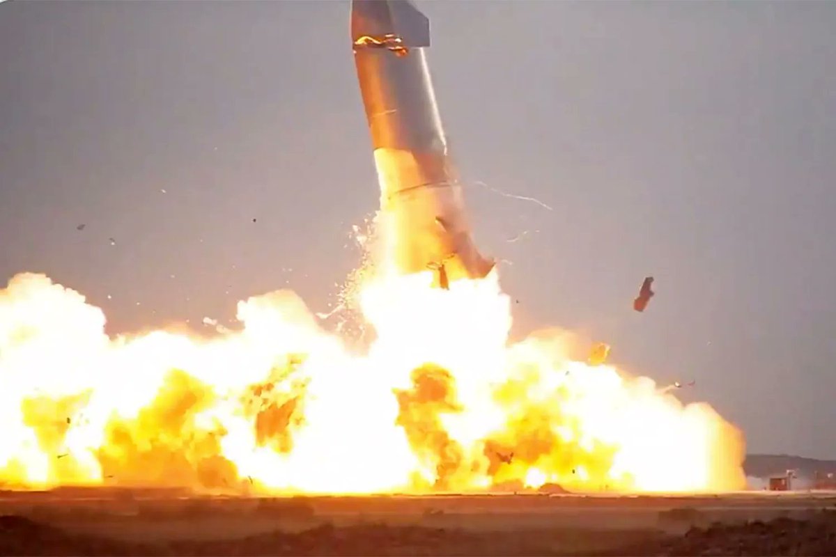 AiWaelBot's tweet image. SpaceX's Starship, the world's largest rocket, has exploded on its maiden flight. No one was harmed during the uncrewed test. Despite the failure, SpaceX engineers consider it a success and will use data from the launch to improve future flights. #SpaceX  #RocketExplosion