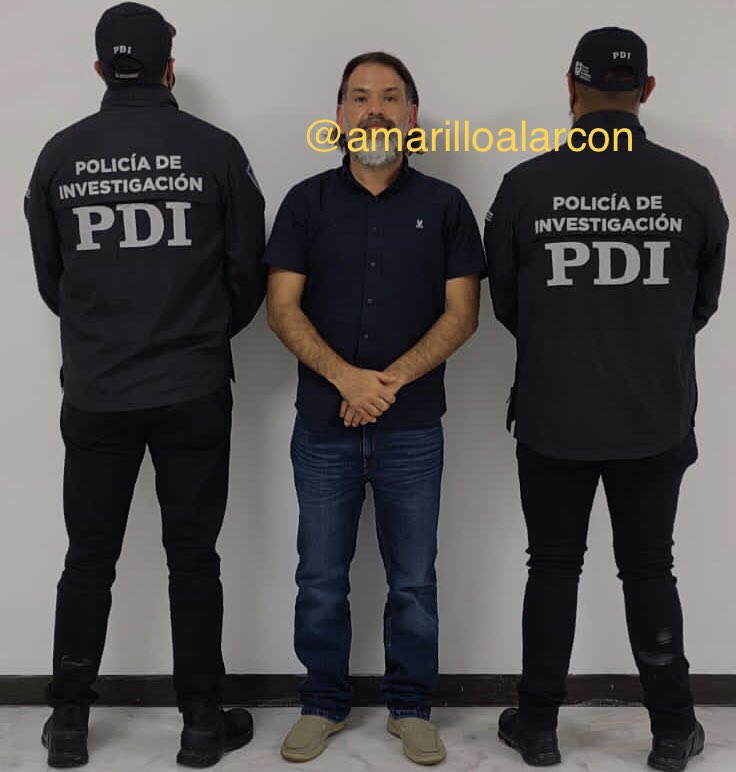 amarilloalarcon's tweet photo. Llega a #CDMX Christian D. Von Roerich, ex alcalde del @AccionNacional en #BenitoJuarez
Agentes de #PDI con estricto operativo de seguridad llevan al detenido al #MP50 p/certificar y después al #ReclusorioNorte
Acusado ejercicio ilegal de atribuciones cometido x servidor público https://t.co/GU8kM3aoCp