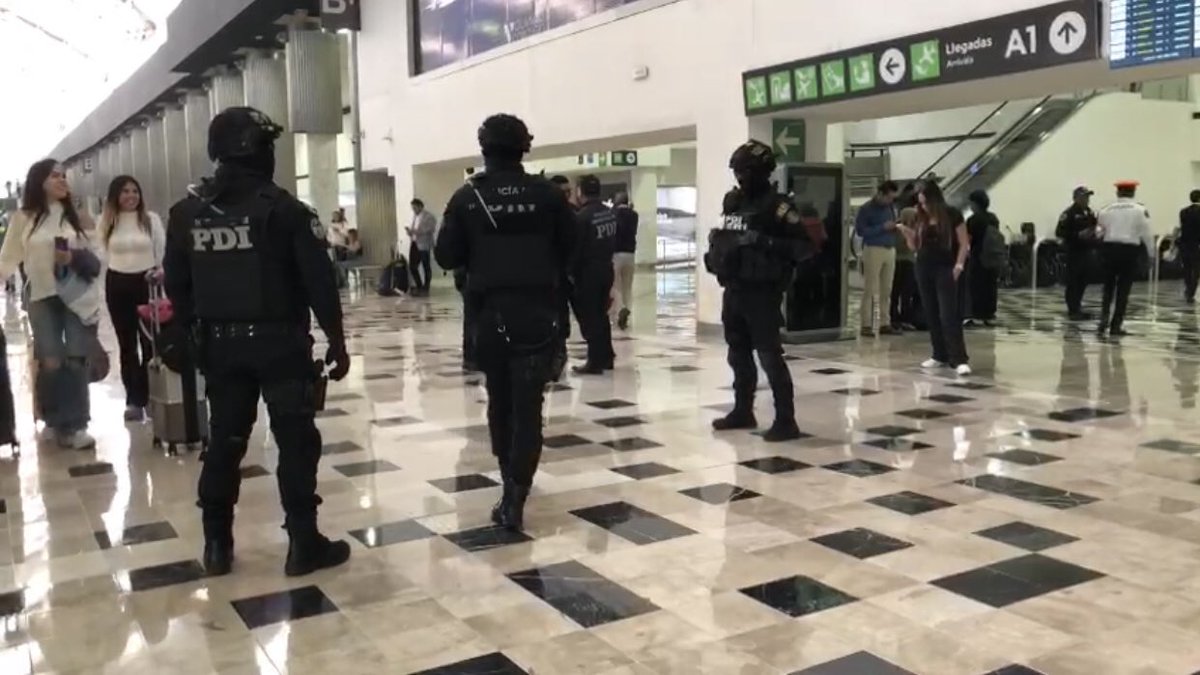 amarilloalarcon's tweet photo. Llega a #CDMX Christian D. Von Roerich, ex alcalde del @AccionNacional en #BenitoJuarez
Agentes de #PDI con estricto operativo de seguridad llevan al detenido al #MP50 p/certificar y después al #ReclusorioNorte
Acusado ejercicio ilegal de atribuciones cometido x servidor público https://t.co/GU8kM3aoCp
