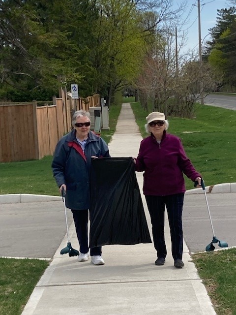 CSJCdn's tweet photo. Sisters & staff celebrate #EarthDay with some environmental action in #Ldnont #519CleanGreen
A beautiful day to help clean up! π³ππ https://t.co/YzeRnlFRfJ