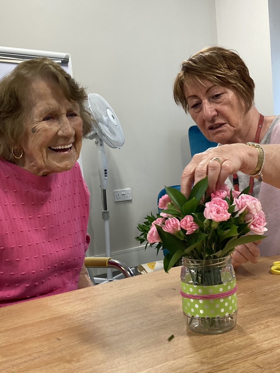 Ericaforhousing's tweet photo. Today Jackson Gardens had their first floristry class. This is a 6 week course where they will up level their flower arranging skills. That smile says it all. #floristry #forhousing @DawnSpeed9 @ForHousing @Hannah3Ford3 @Debbiecooper000 https://t.co/hTDOBIjxw3