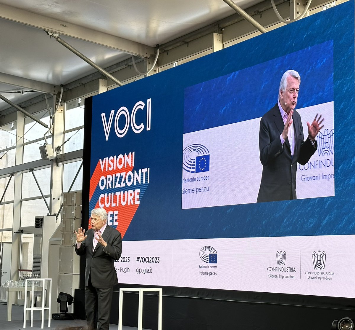 GIBrindisi's tweet photo. FERRUCCIO DE BORTOLI

Giornalista
Italiani chi? Chi eravamo e cosa saremo dopo i tre anni che hanno cambiato il mondo
Una lettura sociale sul nostro Paese alle prese con l’ennesima crisi.

#VOCI2023 
@GIConfindustria https://t.co/j0mKLosntY