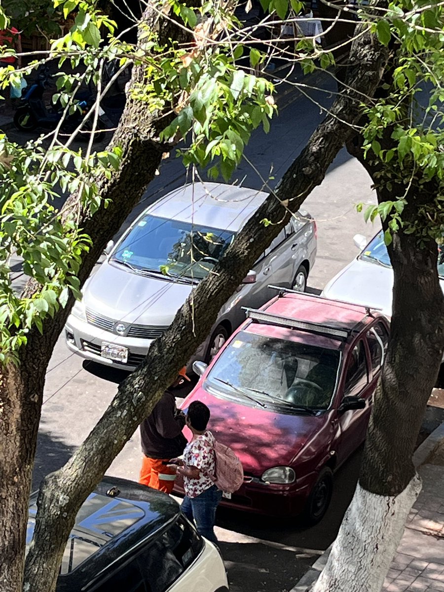 palkav's tweet photo. @AlcaldiaMHmx @TransitoCdMx @UCS_GCDMX en calle unión @ColoniaEscandon entre calle progreso y Benjamín franklin siempre hay doble fila de coches; un vecino tiene una emergencia y no puede sacar su vehículo; más de 30 min pitando https://t.co/xFrUxacaoE