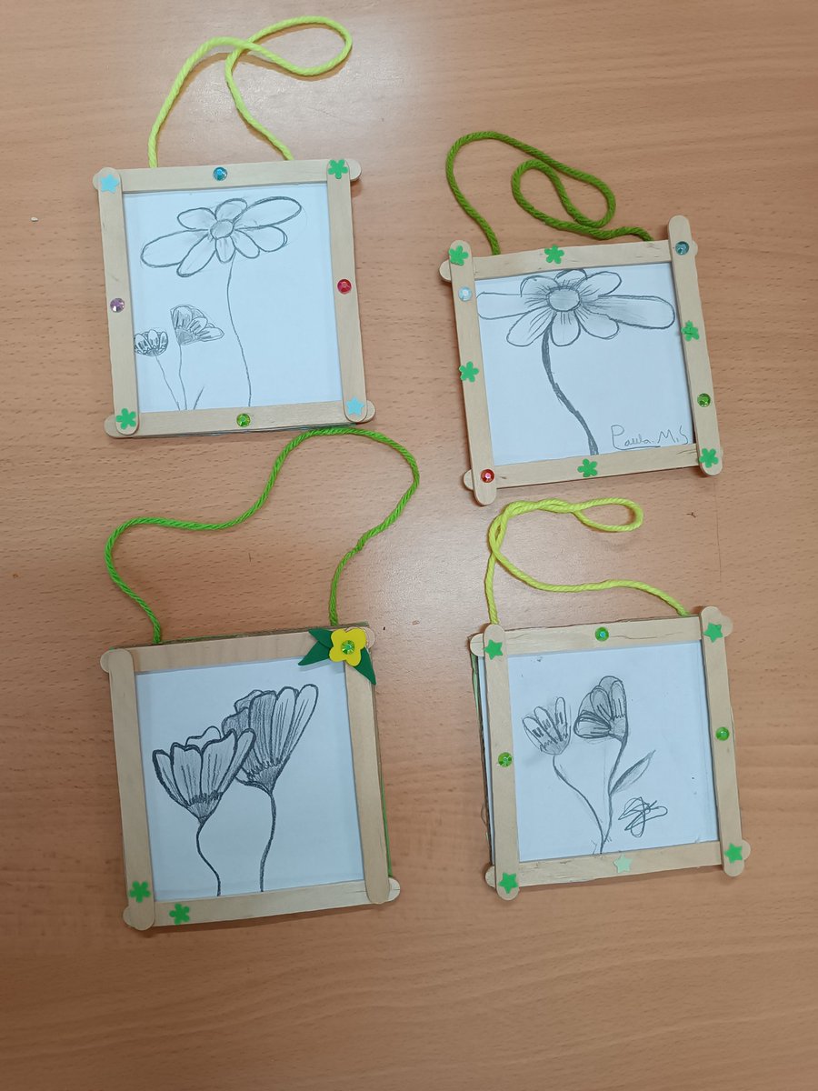 Lucia_Carrere's tweet photo. Hoy en la #Biblioteca del #CeipAlhambra tarde de dibujo!! 
Hemos terminado nuestras flores y las hemos preparado para regalo!! 
#TallerdeDibujo 
@AMPA_Alhambra https://t.co/auxJmt49sX