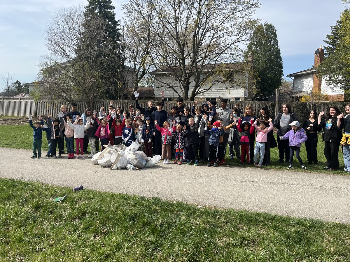 msjaceyjones's tweet photo. Tecumseh Learning Buddies conducted a HUGE neighbourhood cleanup this morning. 24 KG of trash removed from the multi-use trail! @BurlingtonGreen https://t.co/XYq5O7Stng