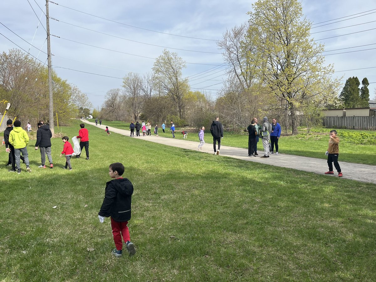 msjaceyjones's tweet photo. Tecumseh Learning Buddies conducted a HUGE neighbourhood cleanup this morning. 24 KG of trash removed from the multi-use trail! @BurlingtonGreen https://t.co/XYq5O7Stng
