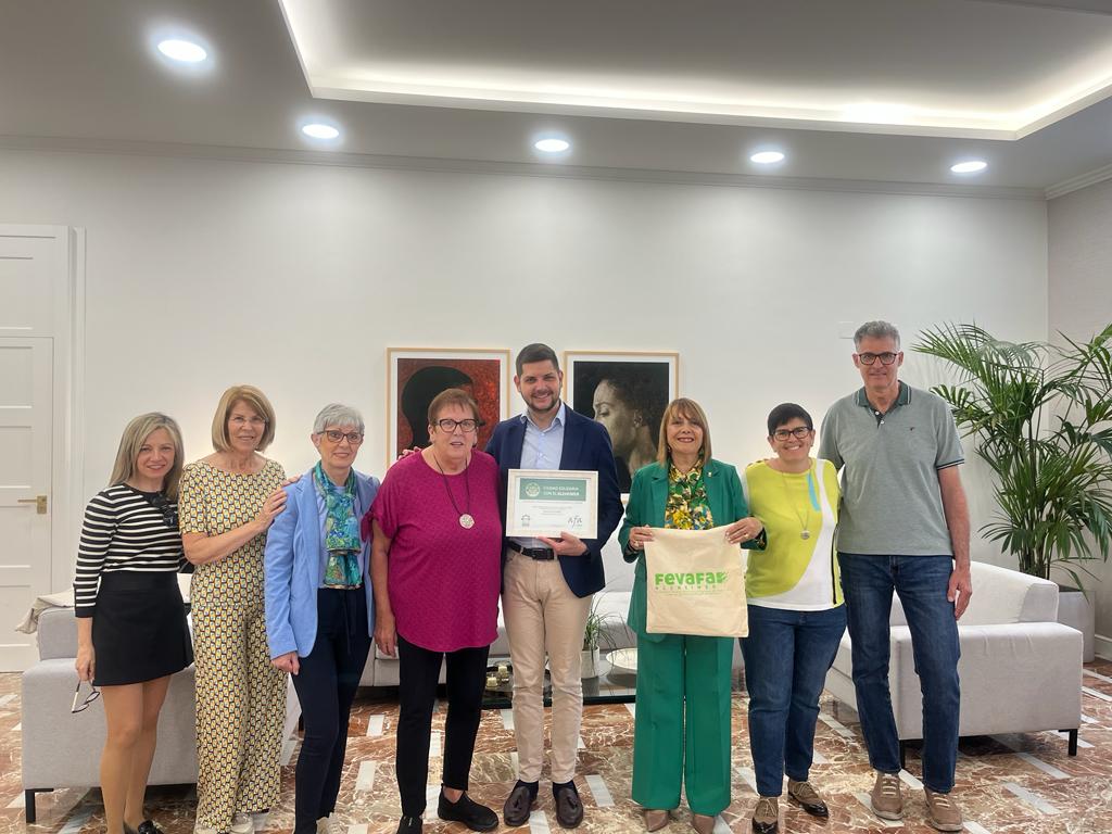 AFALASAFOR's tweet photo. Gandia se declara “Ciudad Solidaria con el Alzheimer”.
Con esta declaración, el Ayuntamiento de Gandia apoya la iniciativa liderada por la Confederación Española de Alzheimer (CEAFA) que reivindica la puesta en marcha de una Política de Estado de Alzheimer. https://t.co/pxJGcFtKAy