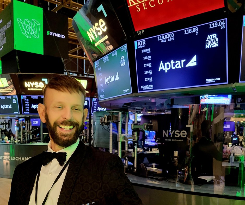 WorldatWork's tweet photo. We are thrilled that our CEO, @ScottCawood, is speaking at @Syndioinc Workplace Equity Summit, hosted by @NYSE! @WorldatWork &amp; other leading companies are at the @NYSE to discuss how to make equity an enduring part of business. https://t.co/3V214ATkzD #WorkplaceEquitySummit https://t.co/EuxU0qcgMA