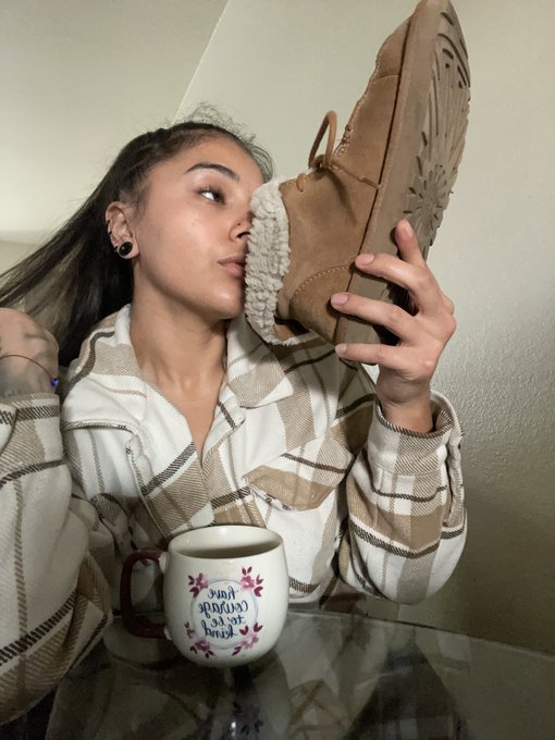 Drinking coffee &amp; sniffing my smelly ass uggs 🤤🦶🏼 https://t.co/FrnReoQivq