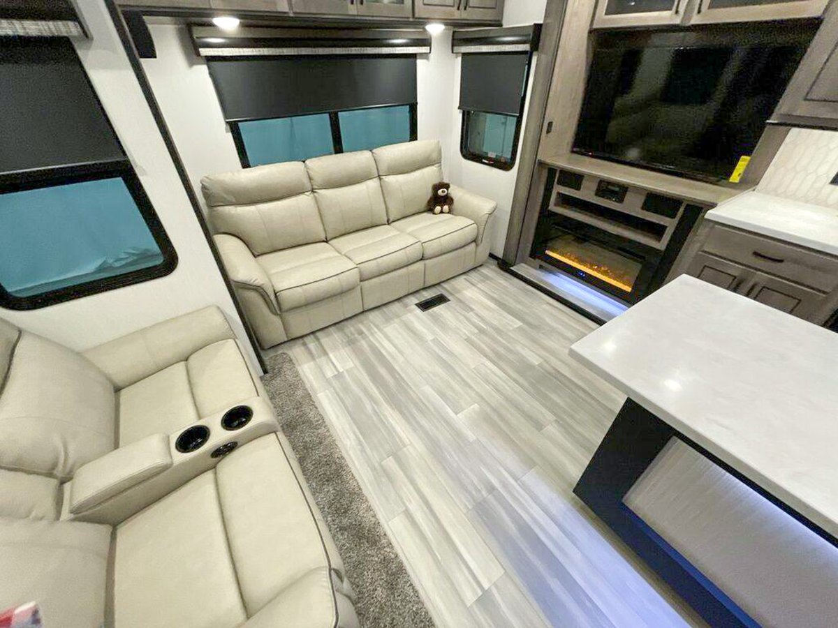 FunTownRV's tweet image. True luxury at its finest🤴👸
2022 Forest River Cedar Creek 311RL
————————————————————
✅FTRV Low Price: $76,995 / $515/mo✅

⭐️ Kitchen Island
⭐️ Outdoor Kitchen
⭐️ Full-Width Wardrobe

Shop Now: funtownrv.com/rv-search?s=tr…

#forest #travel #adventure #explore #nature #outdoors…