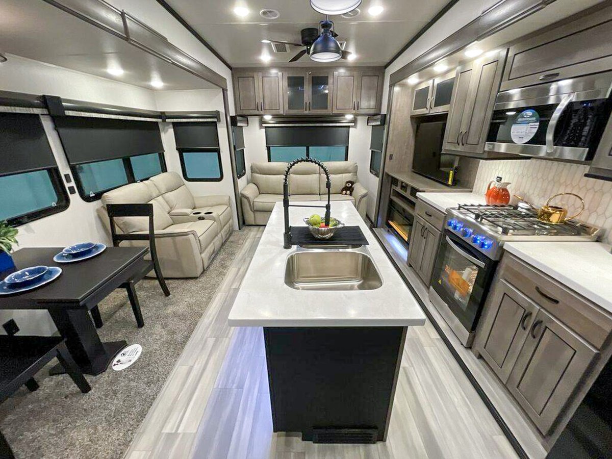 FunTownRV's tweet image. True luxury at its finest🤴👸
2022 Forest River Cedar Creek 311RL
————————————————————
✅FTRV Low Price: $76,995 / $515/mo✅

⭐️ Kitchen Island
⭐️ Outdoor Kitchen
⭐️ Full-Width Wardrobe

Shop Now: funtownrv.com/rv-search?s=tr…

#forest #travel #adventure #explore #nature #outdoors…