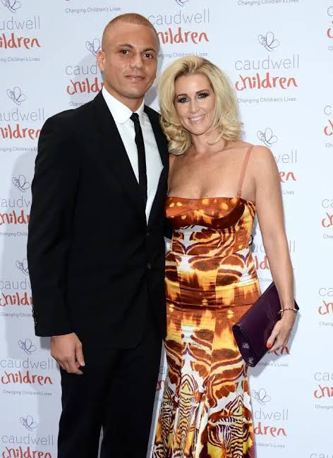 slay_jimmy's tweet photo. BREAKING: Former Man United defender Wes Brown now declared bankrupt after one year of Divorce from his ex-wife Leanne 😳 https://t.co/yh530mXna0