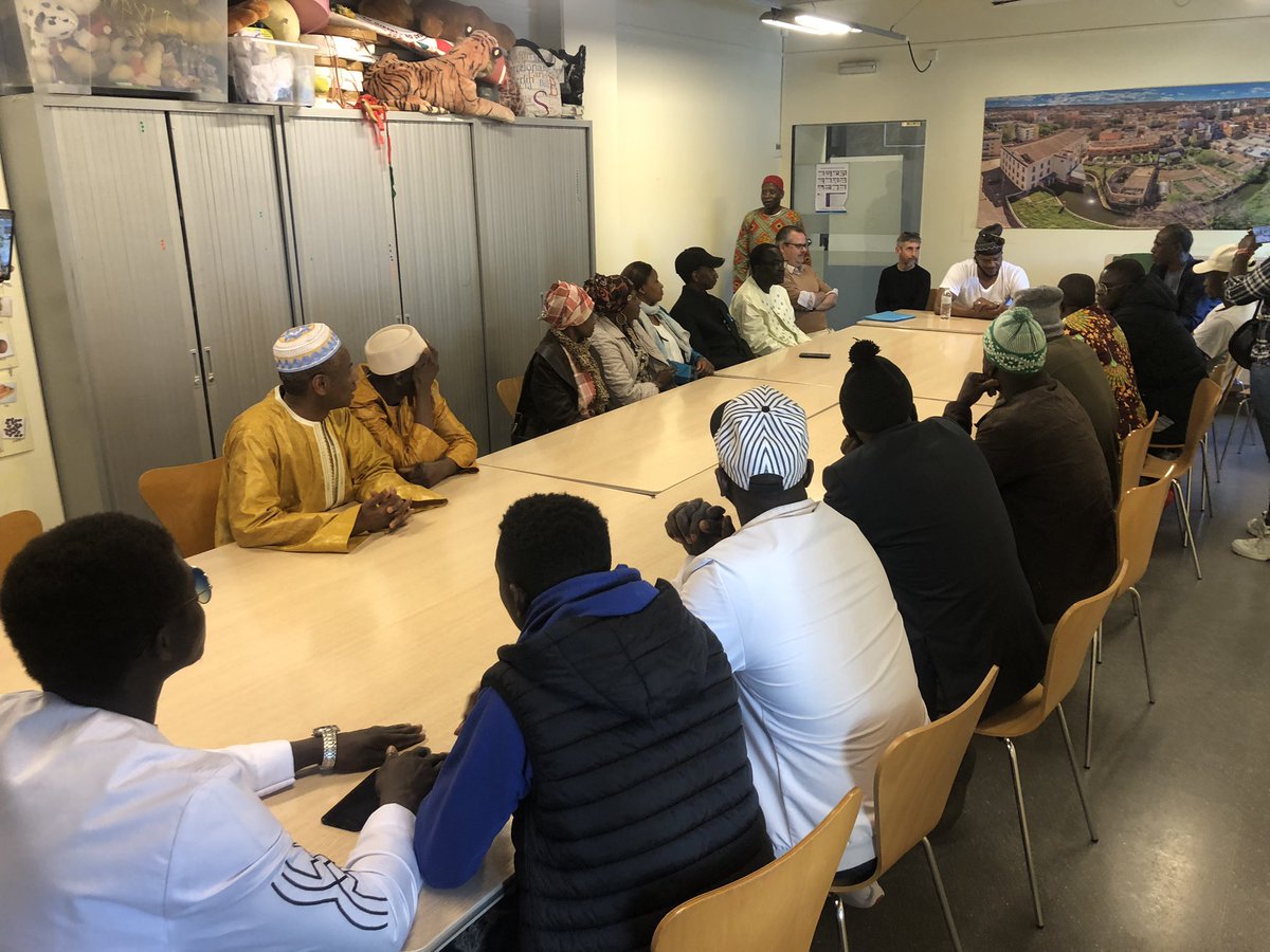 Aquesta és la rebuda que la comunitat senegalesa de Girona està donant al raper Thiat <a href="/Yenamarre_NTS/">Mouvement Y EN A MARRE</a>. Arribat a  @girona_cat de la mà de <a href="/ciutatsdh/">Ciutats Defensores dels Drets Humans</a> i <a href="/cooperacio_gi/">Cooperació Girona</a>, us espera al Centre Cívic Santa Eugènia avui a les 18h. 

#cultura #dretshumans #Girona #Africa