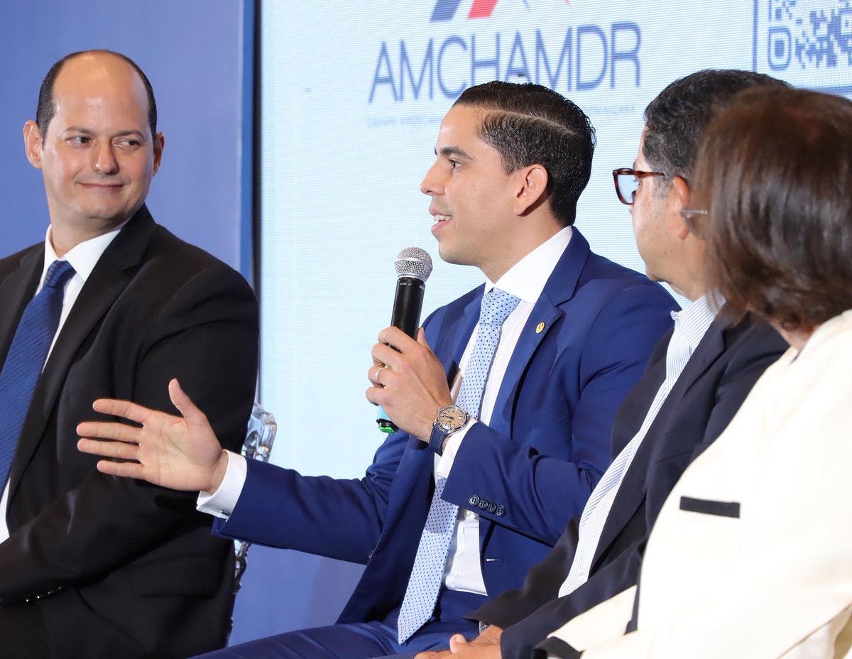 AMCHAMDR's tweet photo. “Retos y oportunidades de la puesta en marcha de la atención primaria” fue el tema central de nuestro #AmchamDRTalks que tuvo como orador invitado a Arismendi Díaz, presidente de la Fundación Seguridad Social para Todos (FSSPT). https://t.co/2qtQlGJJTo