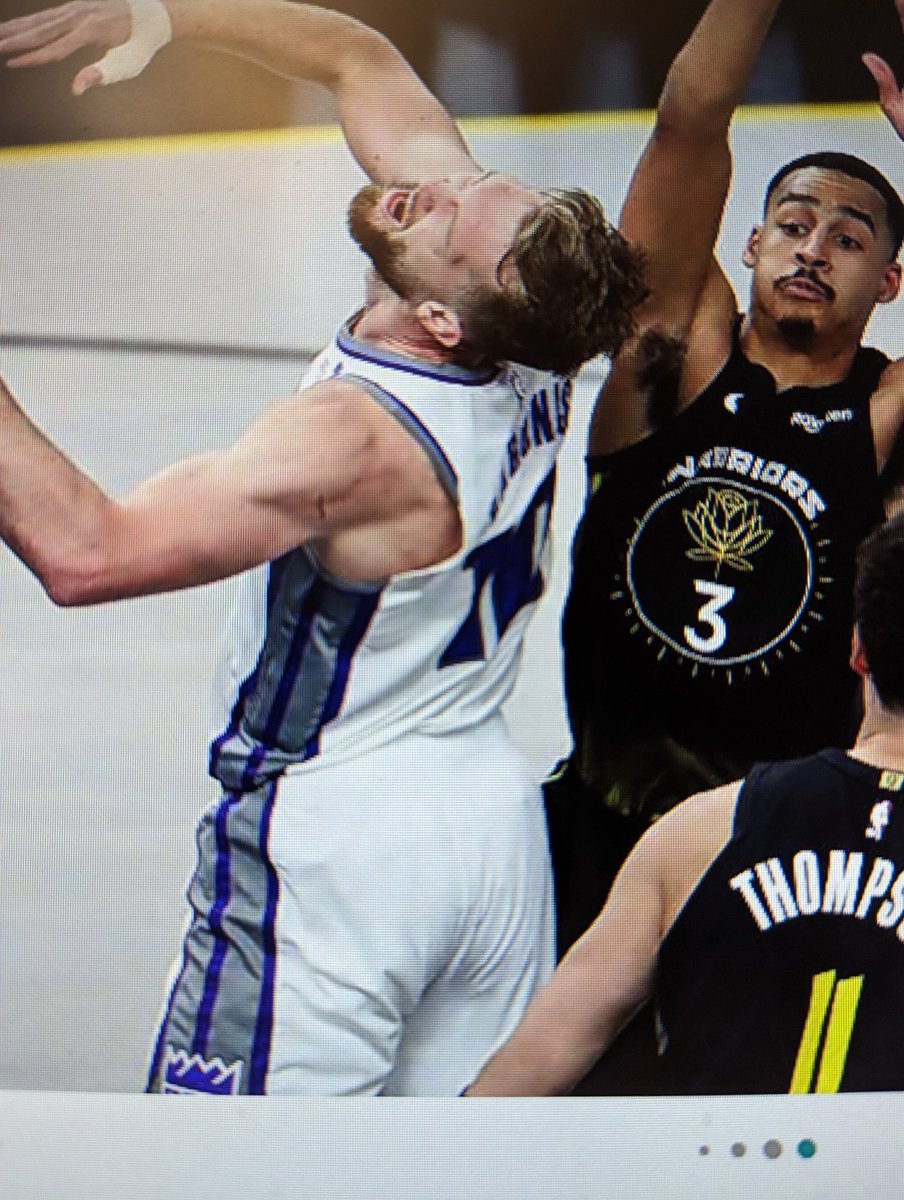 hijinga's tweet photo. #Sabonis after game game 3 spotted in the locker room getting treatment from the trainer...
#DubNation #SacramentoKings 
#NBAPlayoffs 
#NBAonTNT https://t.co/Pem6NvHK8P