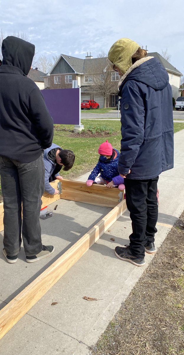 MissS_Classroom's tweet photo. We had a wonderful morning helping the grade 3s build garden beds for their upcoming garden! 

🪛🌱🔨 https://t.co/uWBGz4NJLr
