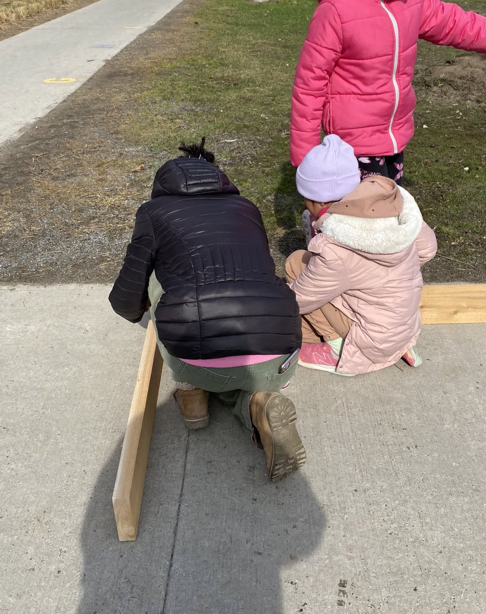 MissS_Classroom's tweet photo. We had a wonderful morning helping the grade 3s build garden beds for their upcoming garden! 

🪛🌱🔨 https://t.co/uWBGz4NJLr