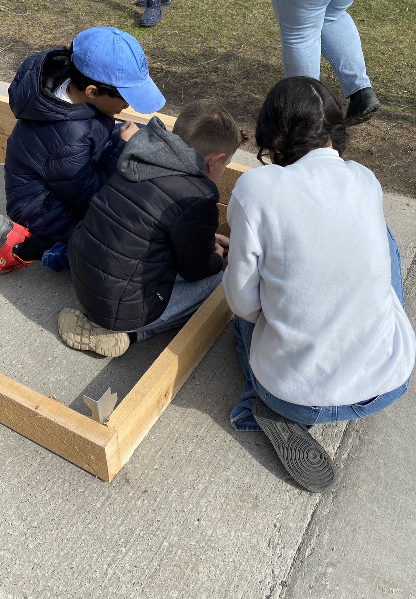 MissS_Classroom's tweet photo. We had a wonderful morning helping the grade 3s build garden beds for their upcoming garden! 

🪛🌱🔨 https://t.co/uWBGz4NJLr