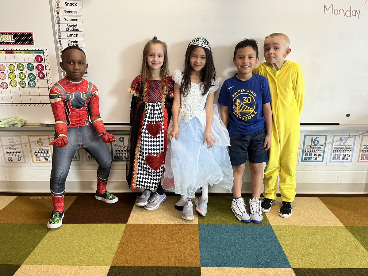 msjmedeiros's tweet photo. Check out some of our character costumes! Can you guess who we are? 🔎📖 https://t.co/lyDUB8AH5P